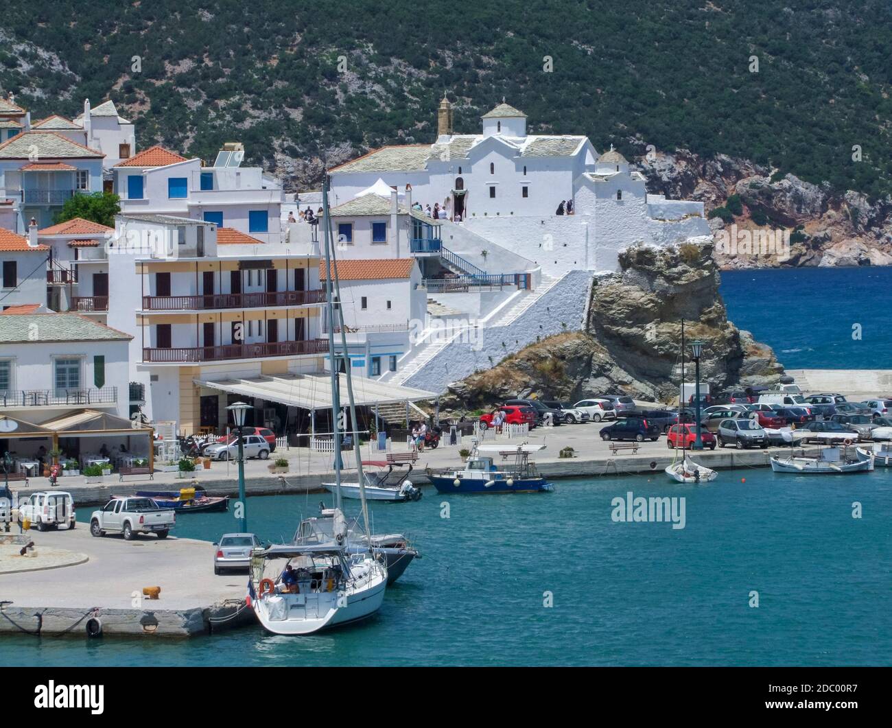 Skopelos mit Panagitsa von Pyrgos bei der Inselgruppe der Sporaden in Griechenland Stockfoto