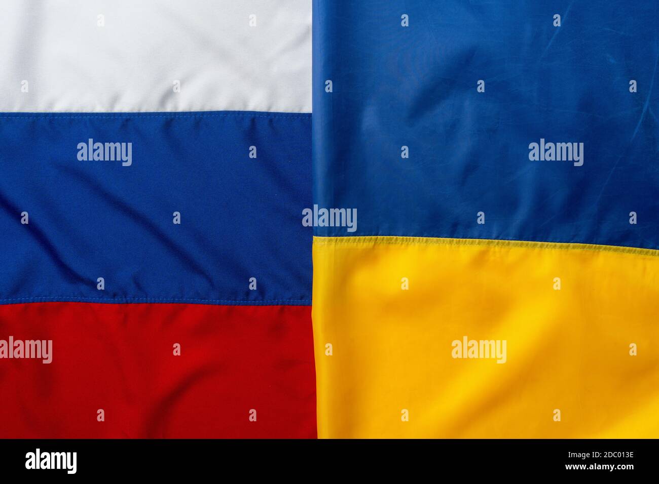 Die Flaggen Russlands und der Ukraine falteten sich zusammen Stockfoto