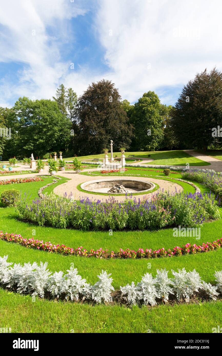 Lancut, Polen - 26. August 2020: Blick auf den Garten um das barocke Schloss Lancut aus dem 16. Jahrhundert, ehemalige Residenz des polnischen Magnaten Stockfoto