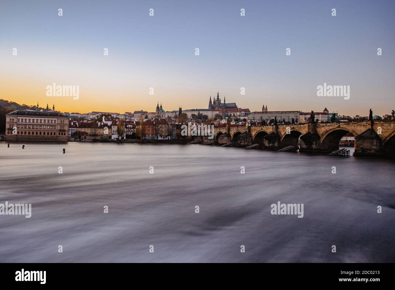 Postkarte Ansicht der Nacht Prag Panorama, Hauptstadt der Tschechischen republik.Amazing europäischen Stadtbild.Prager Burg, Karlsbrücke, Moldau bei bunten Stockfoto