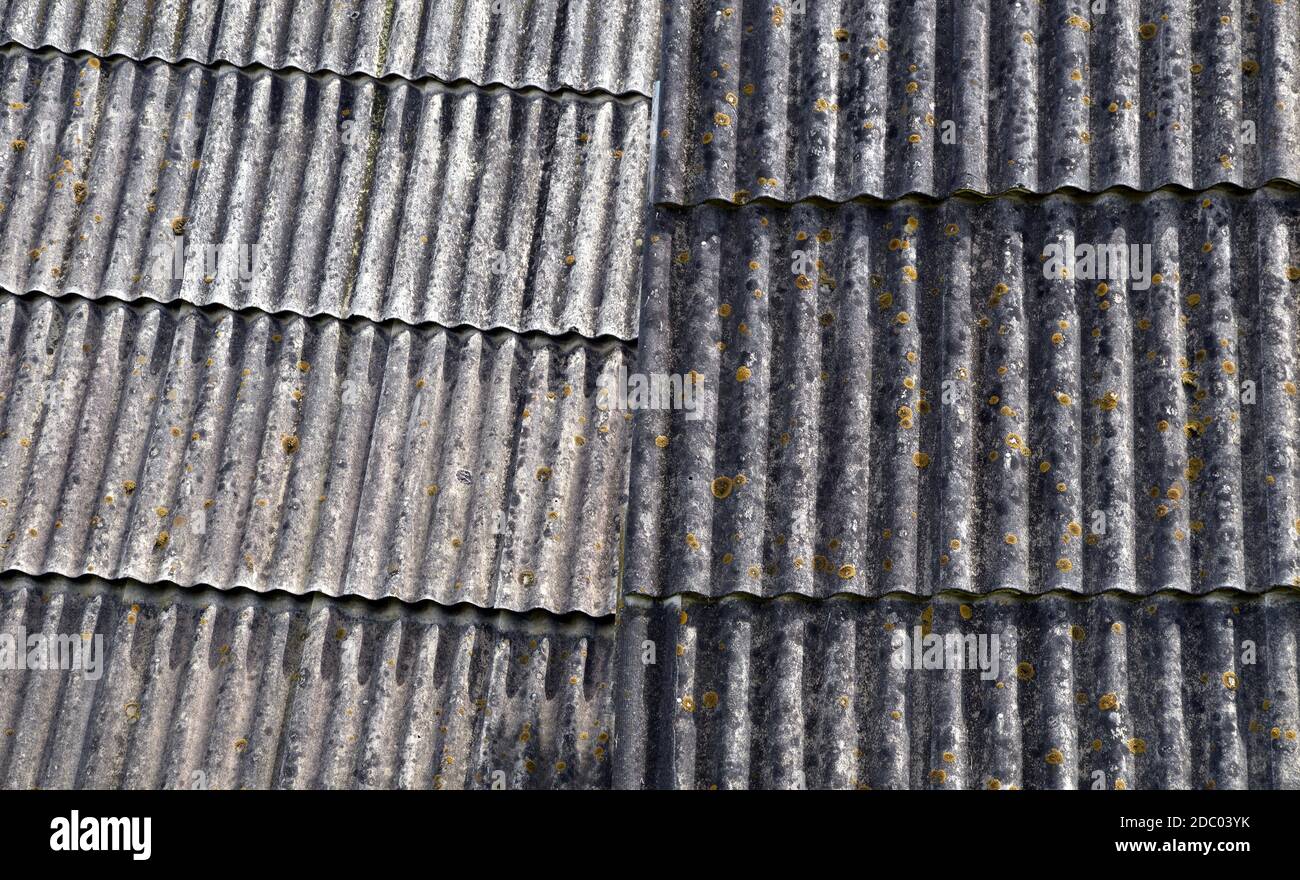 Zwei graue schäbige Schieferdächer von alten Retro-Häusern zusammen. Hintergrund Stockfoto