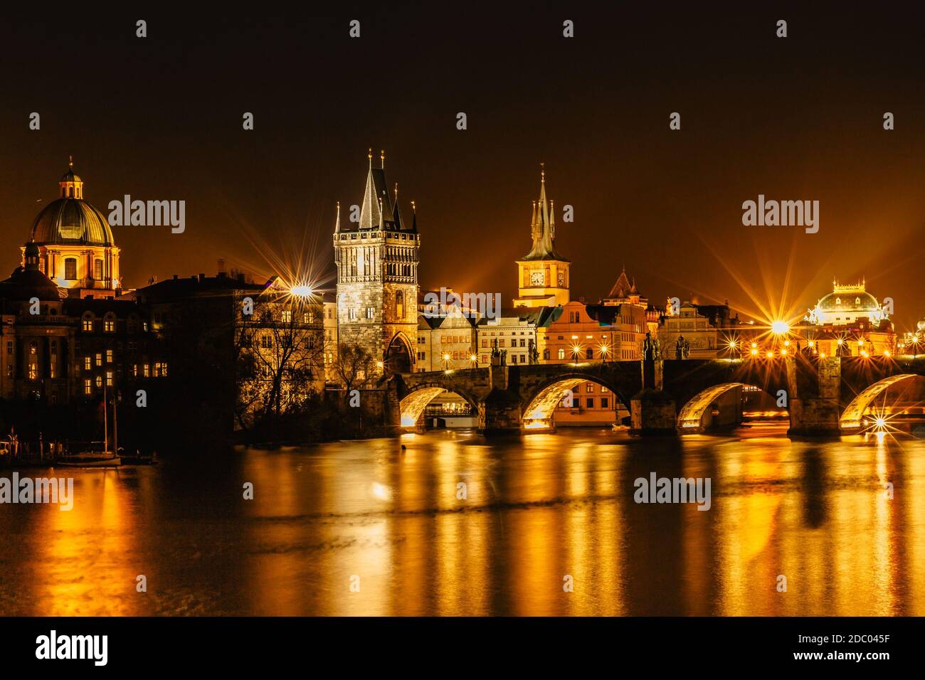 Beleuchtete Karlsbrücke, Karluv spiegelt sich am meisten in der Moldau. Abendpanorama von Prag, Tschechische Republik. Lange Belichtung Stadtlichter.Amazing Europ Stockfoto