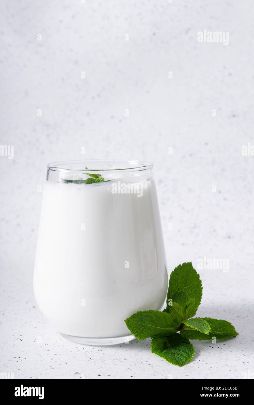 Indische kalte Getränke salzig Lassi. Es wird auf der Basis von Joghurt mit dem Zusatz von Wasser, Salz, Zucker, Gewürzen, Obst und Eis durch schnelles Schlagen vorbereitet. Stockfoto