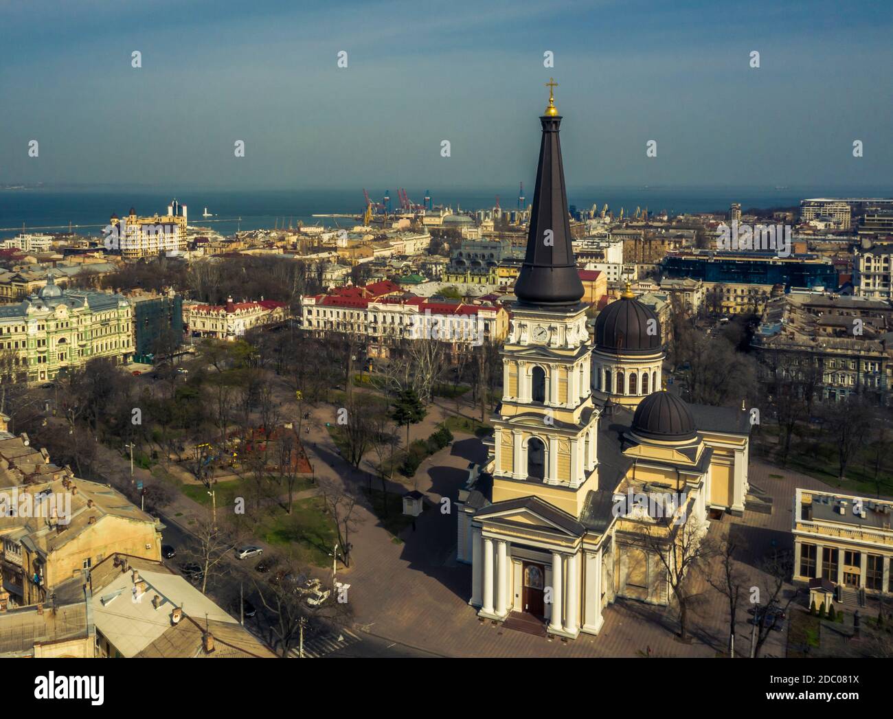 Luft-Stadtpanorama mit orthodoxer Kathedrale in Odessa, Ukraine. Stockfoto