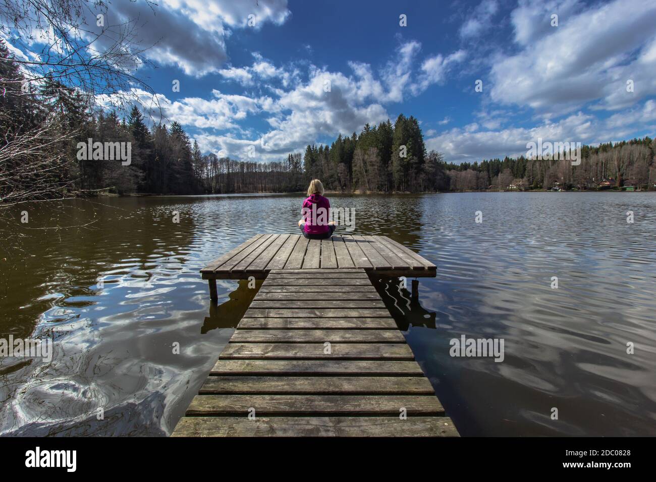 Schöne junge Mädchen meditieren von See. Yoga im Freien üben. Harmonie und Meditationskonzept.Gesunder Lebensstil. Frau fühlt Freiheit Stockfoto