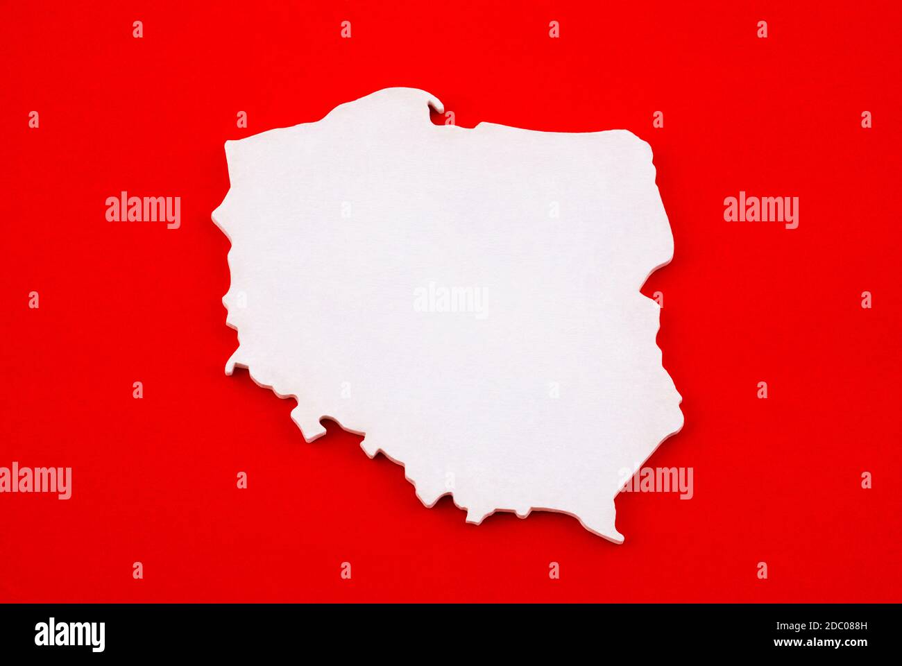 Form der Polnischen Karte auf rotem Hintergrund Stockfoto
