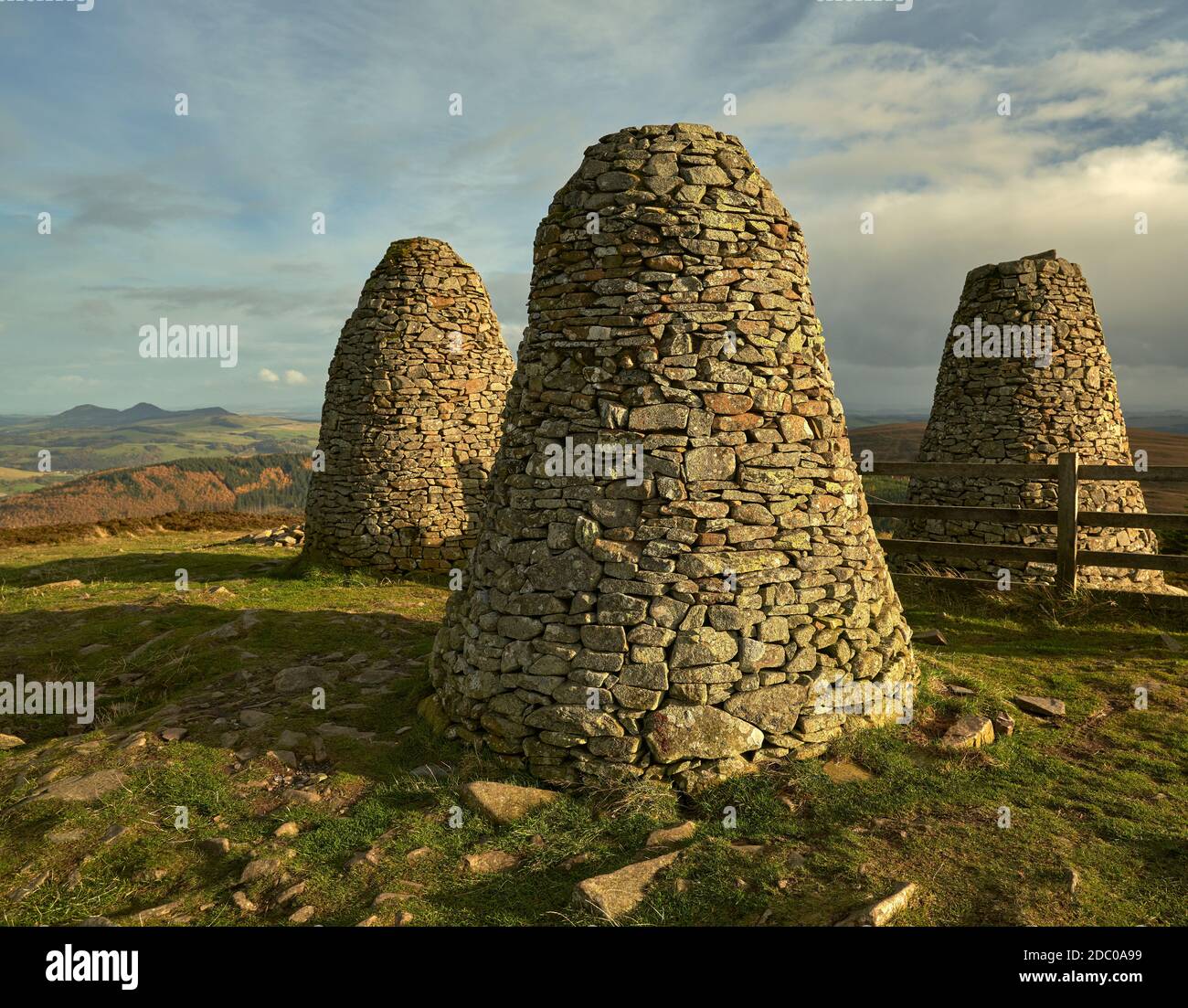 Steinhaufen auf dem Gipfel des Three Brethren-Hügels markieren die Grenze zwischen den Burghs von Selkirk, Yair und Buccleuch in der schottischen Grenze. Stockfoto