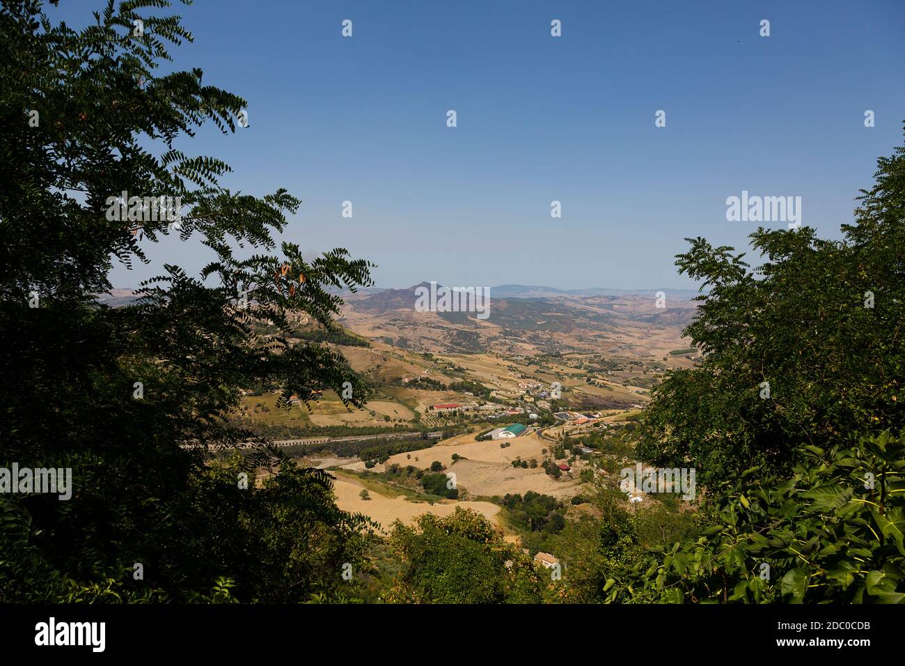 Sizilien, Italien. Blick auf die hügelige ländliche Landschaft von der historischen Stadt Enna. Stockfoto