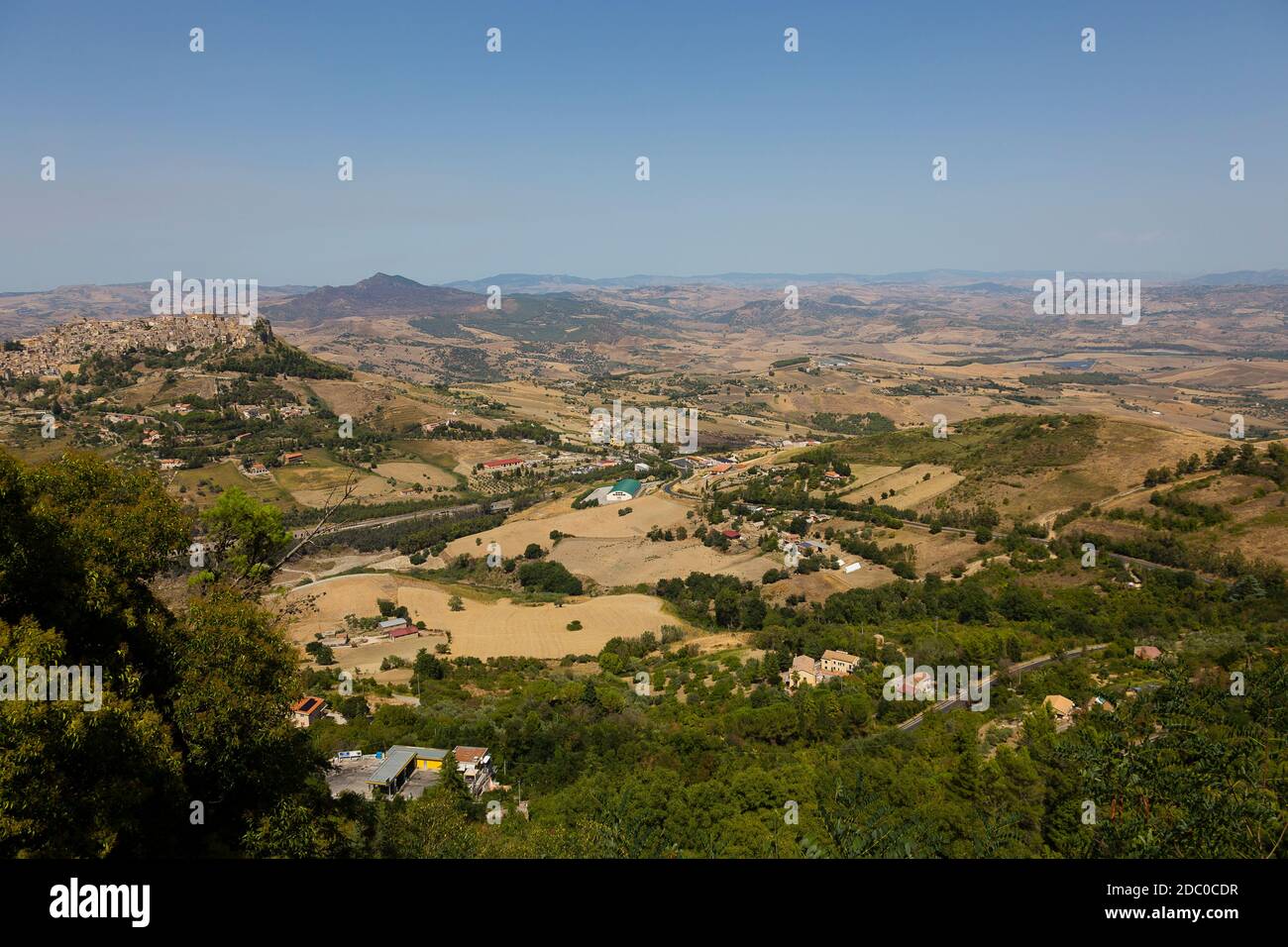 Sizilien, Italien. Blick auf die hügelige ländliche Landschaft von der historischen Stadt Enna. Stockfoto