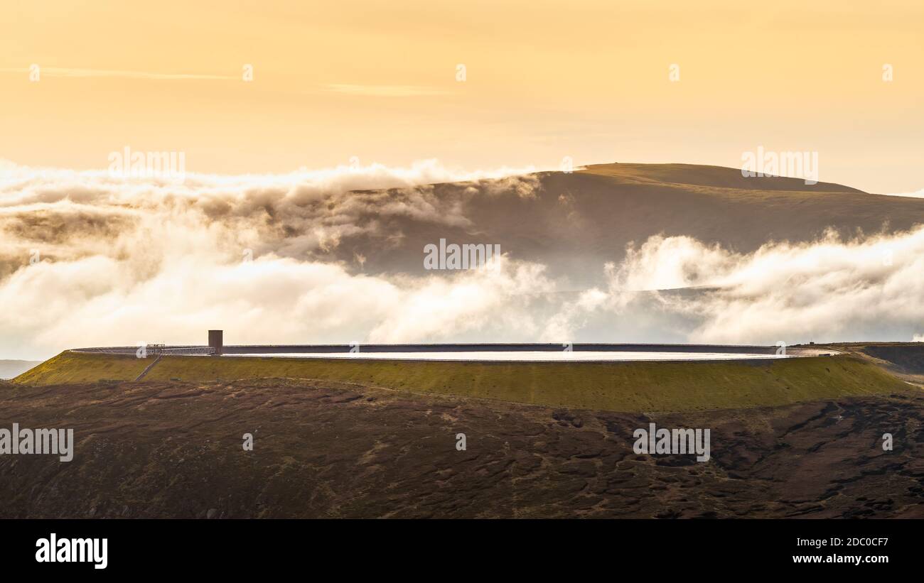 Wunderschöner, dramatischer Sonnenuntergang im Turlough Hill Power Station, Pumpspeicherkraftwerk für grüne Energie für die Region Wicklow, Irland Stockfoto