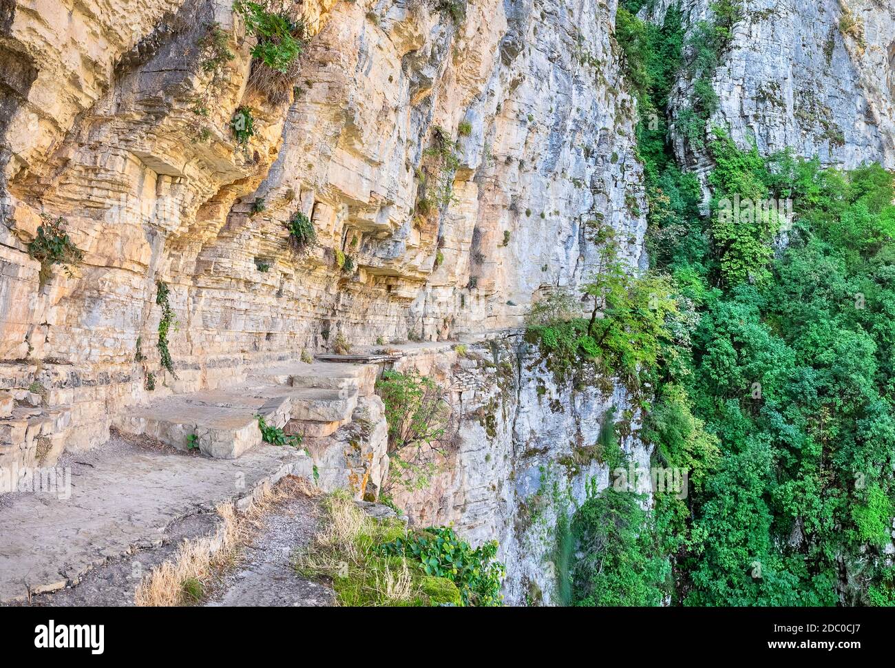 Klippenhängepfad über der Vikos-Schlucht in der Nähe des Klosters Agia Paraskevi. Monodendri, Epirus, Griechenland Stockfoto
