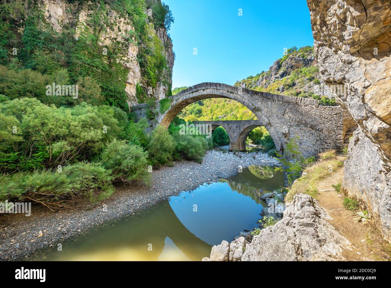 Alte Steinbogenbrücke von Kokoris (Noutsos) am Fluss Voidomatis gelegen. Zagori, Epirus, Griechenland Stockfoto