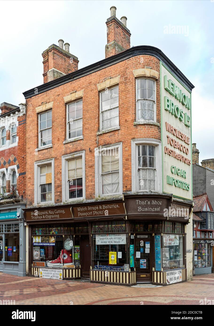 Alte Zigarrenimporteure bauen im Zentrum von Rugby, jetzt ein Schuhgeschäft Stockfoto