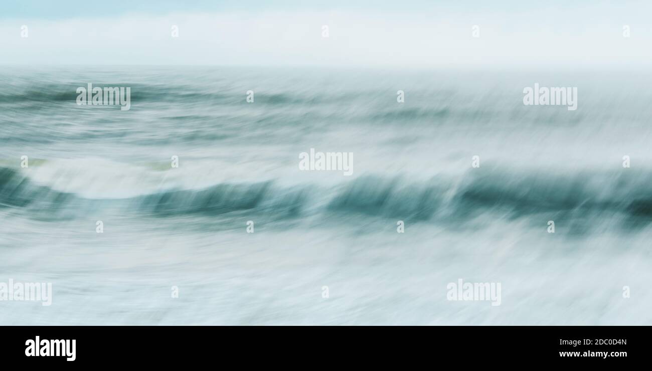Absichtliche Kamerabewegung der Meereswelle, abstrakt verschwommener Meereshintergrund Stockfoto