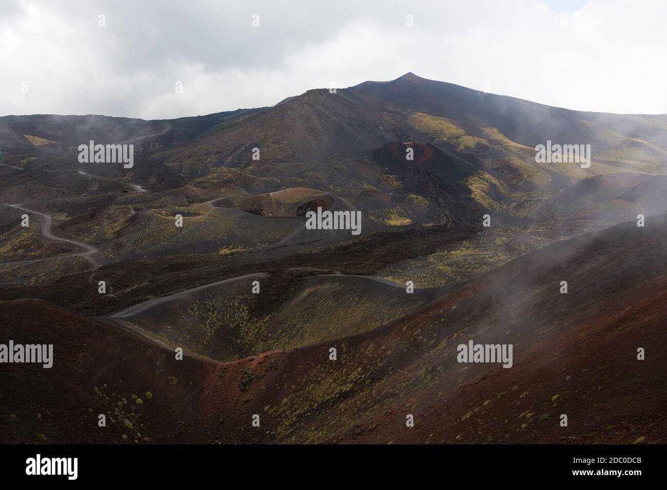 Sizilien, Italien. Spektakuläre Landschaft auf den Hügeln des Ätna, vom Rand des Silvestri Superiore Kraters aus gesehen. Stockfoto