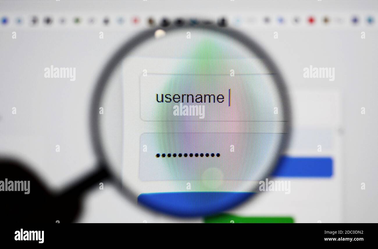 Blick durch eine Lupe auf Anmeldeseite Bildschirm mit Benutzername und Passwort Box im Internet-Browser. Stockfoto