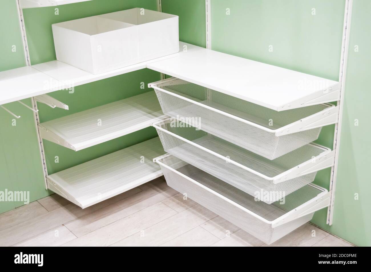 Leere weiße Metall Eckregale für Schuhe im Kleiderschrank, Lagerung Stockfoto