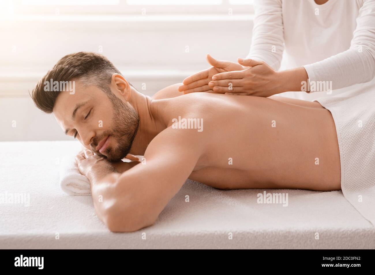 Reicher Mann mittleren Alters genießt Heilmassage im Spa Stockfoto