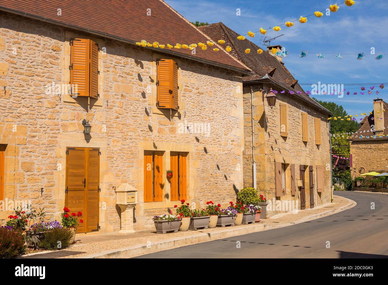 Straße mit historischen Häusern in Saint-Leon-sur-Vezere, Dordogne, Frankreich Stockfoto