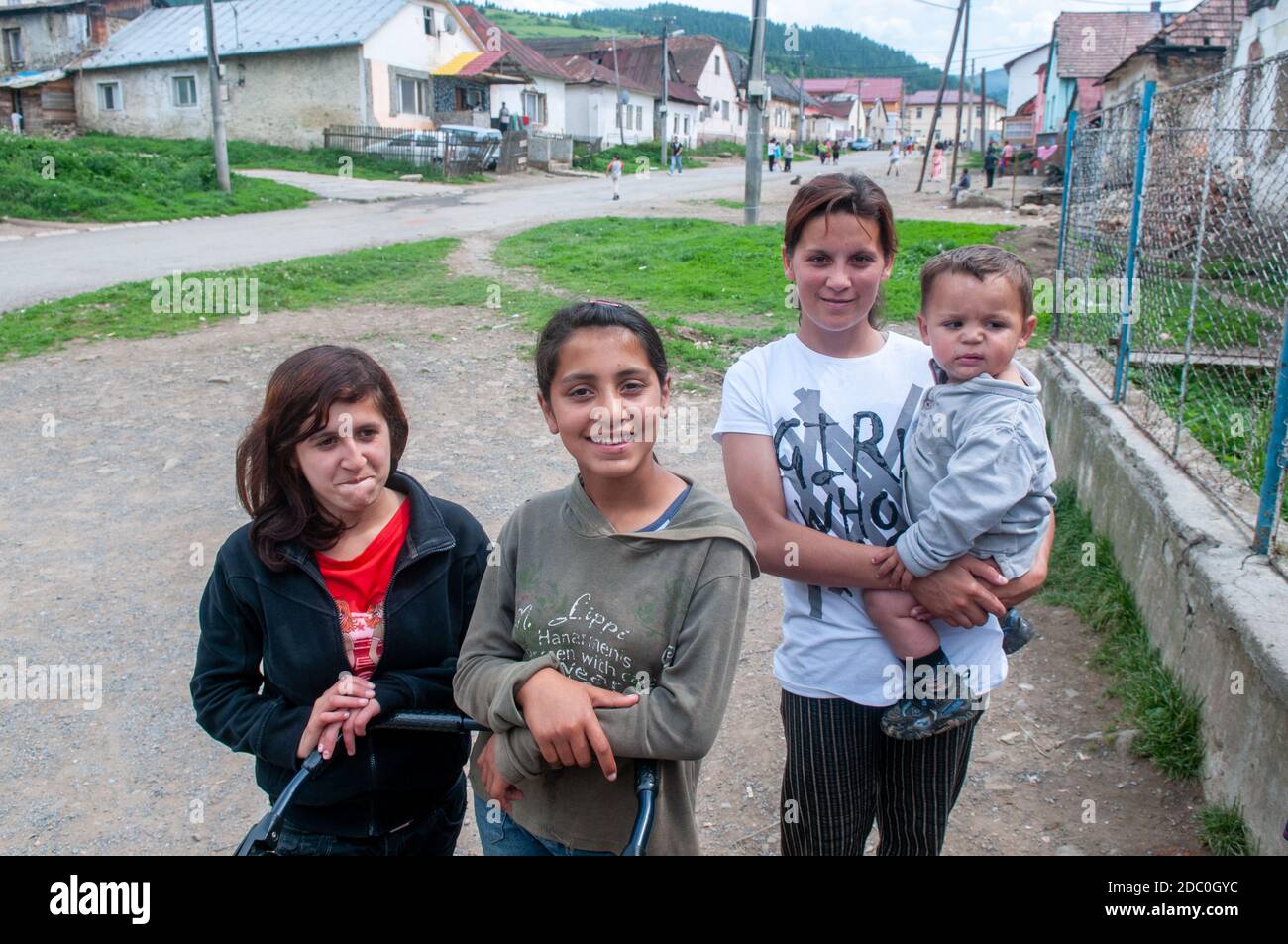 16/2018. Lomnicka, Slowakei. Roma-Gemeinschaft im Herzen der Slowakei, die unter schrecklichen Bedingungen lebt. Sie leiden unter Armut, Stigmatisierung und Glück Stockfoto