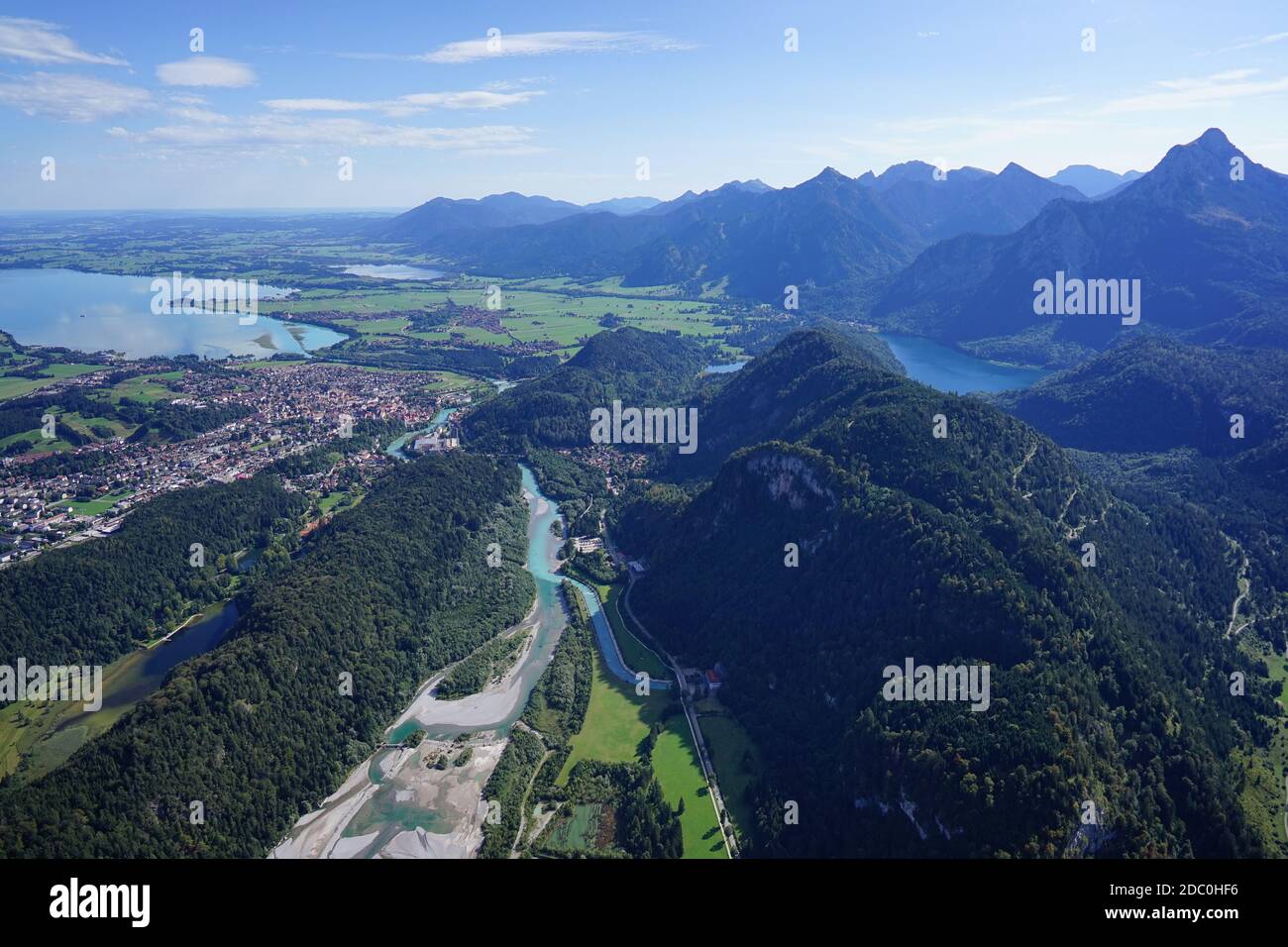 Luftaufnahme von Dörfern, Seen und Bergen bei FÃ¼ssen im AllgÃ¤u. Stockfoto