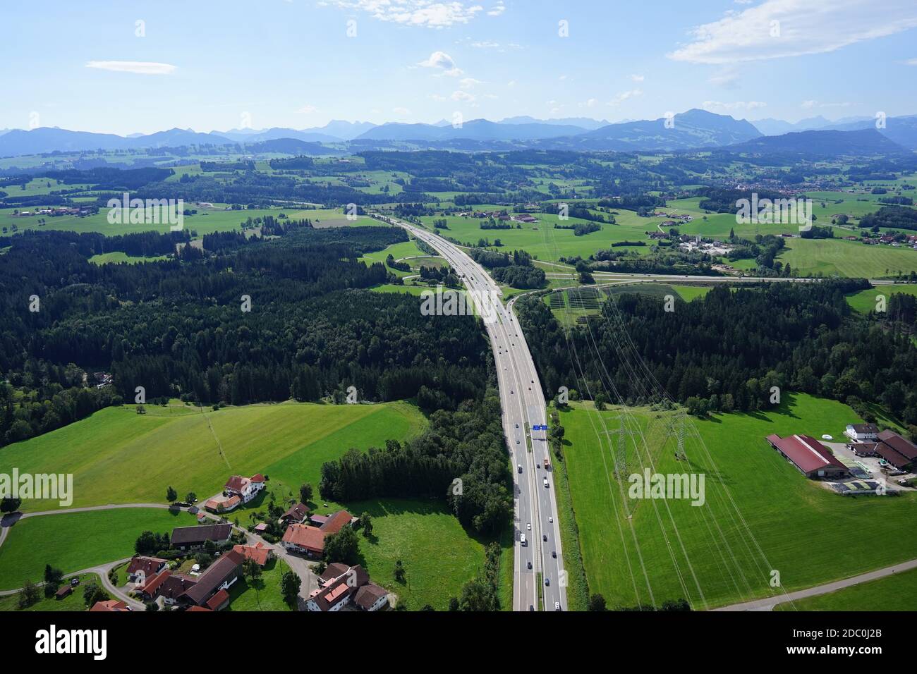 Luftaufnahme der Landschaft mit Dörfern, Straßen und Autobahnen bei Kempten im AllgÃ¤U Stockfoto