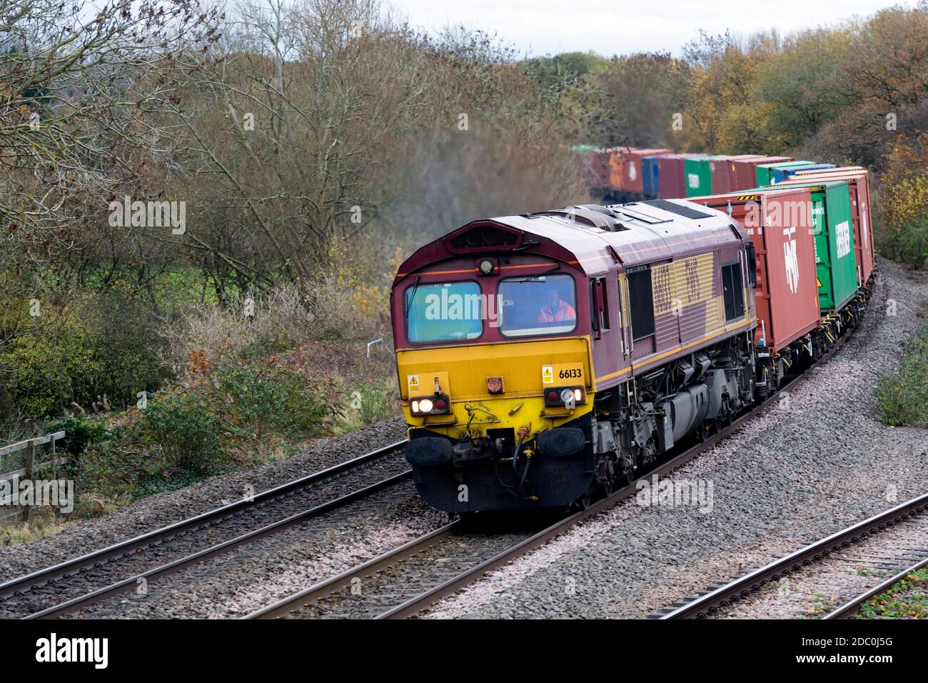 EWS-Baureihe 66 Diesellokomotive Nr. 66133 mit freightliner-Zug, Warwickshire, UK Stockfoto