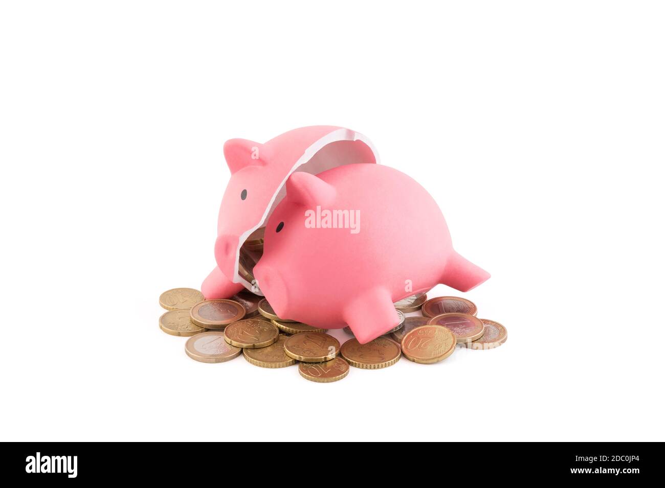 Gebrochene Sparschwein mit Münzen auf weißem Hintergrund mit Freistellungspfad Stockfoto