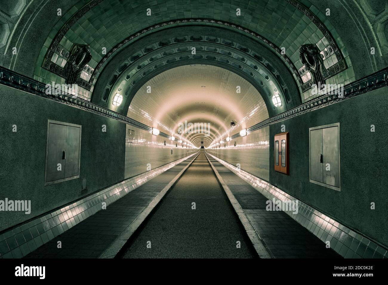 St. Pauli-Elbtunnel / St. Pauli Elbtunnel / Alter Elbtunnel / Alter Elbtunnel, Fußgänger- und Fahrzeugtunnel in Hamburg, Deutschland wurde 1911 eröffnet Stockfoto