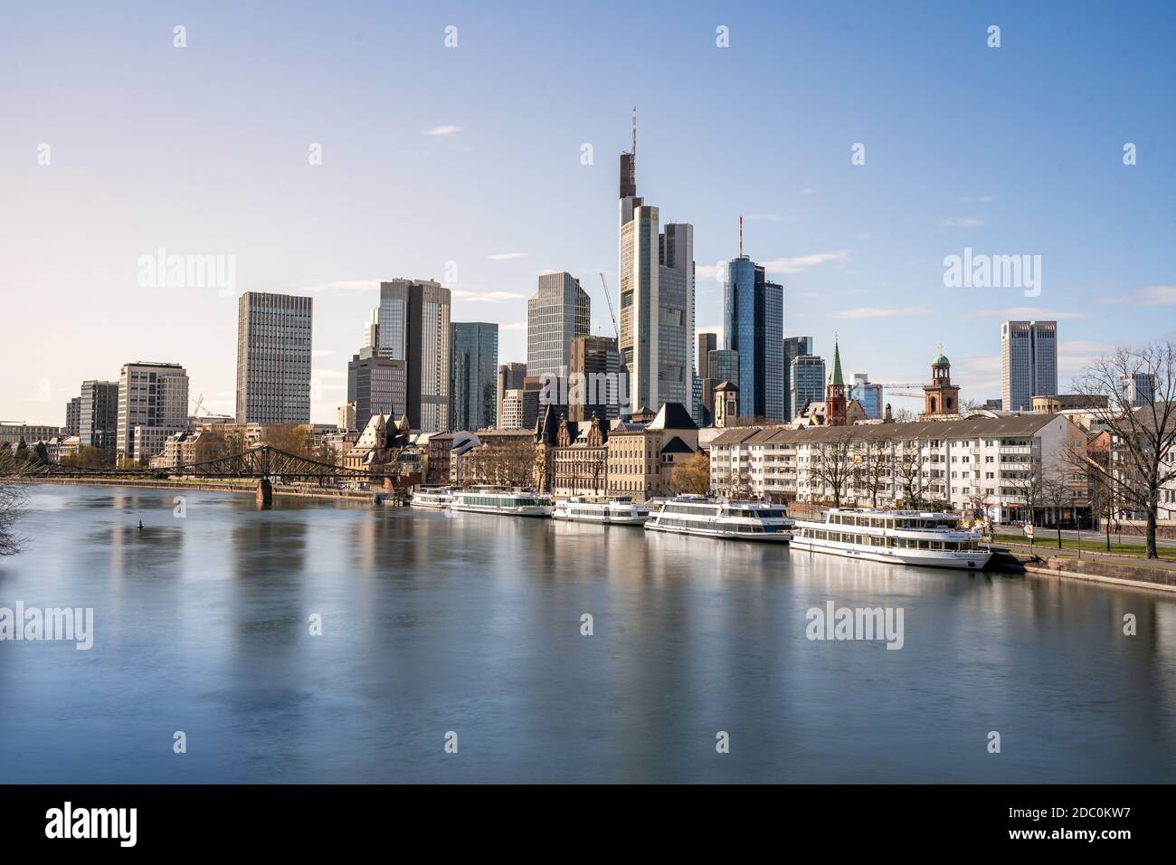 Frankfurt, Deutschland - 31. März 2020: blick auf die frankfurter Skyline vom Hauptufer im Frühling, hessen, deutschland Stockfoto