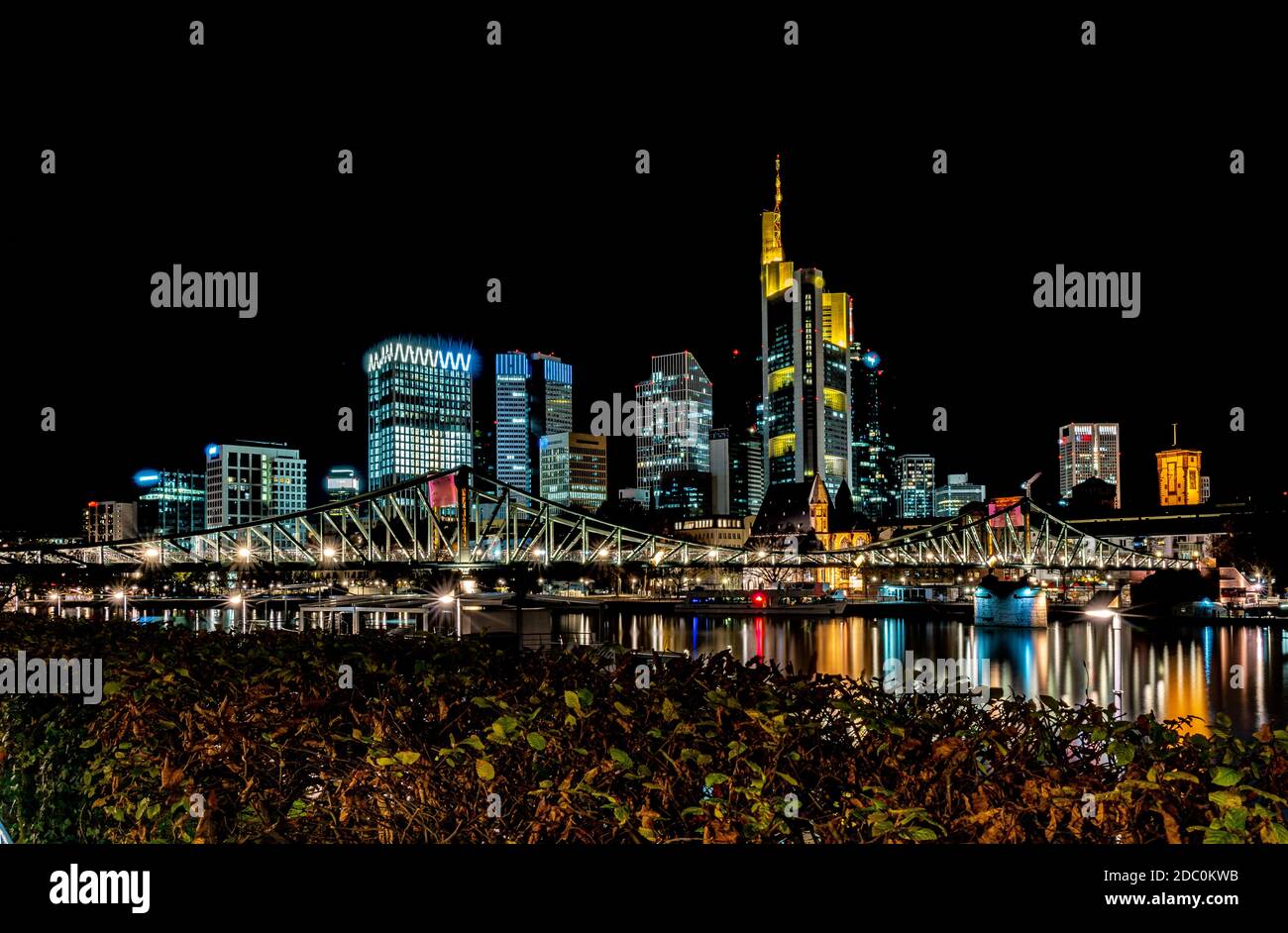 Frankfurt Skyline bei Nacht mit bunten Spiegelungen in der Main, Frankfurt am Main, Deutschland Stockfoto