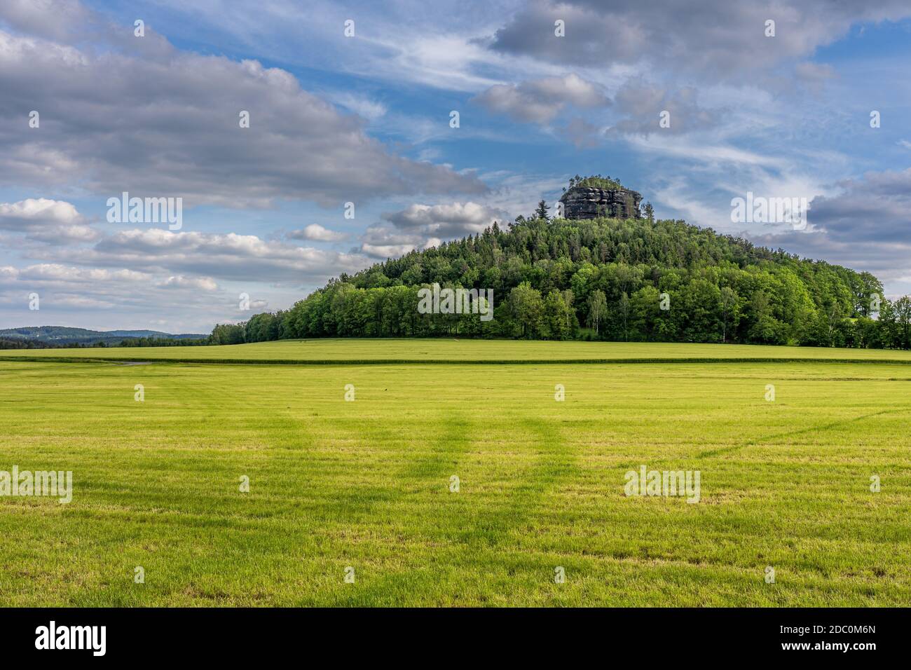 Blick auf den Sandstein hill Kaiserkrone in der Sächsischen Schweiz bei Sonnenuntergang, Deutschland Stockfoto