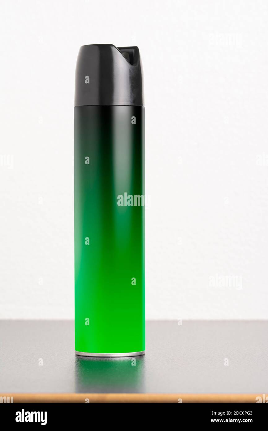 Fliegende Insektenvernichter Spray vor weißem Hintergrund, bearbeitbare Mock-up-Serie Vorlage bereit für Ihr Design, Auswahlpfad enthalten. Stockfoto