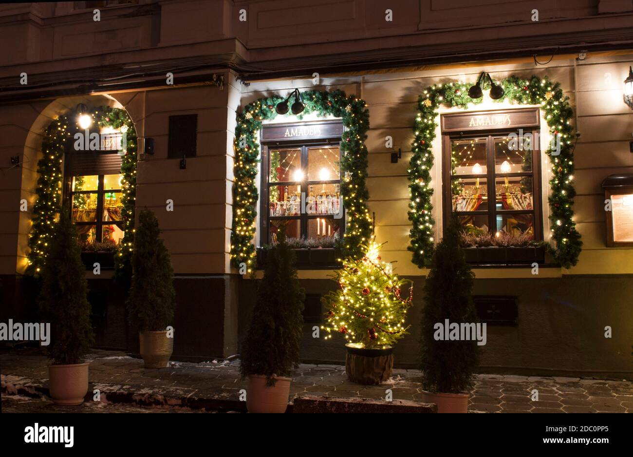 LVIV, UKRAINE - DEZEMBER 24,2018: Restaurant mit Neujahrsdekor dekoriert. Weihnachtsbaum und leichte Girlanden auf dem Hintergrund des Restaurants Stockfoto