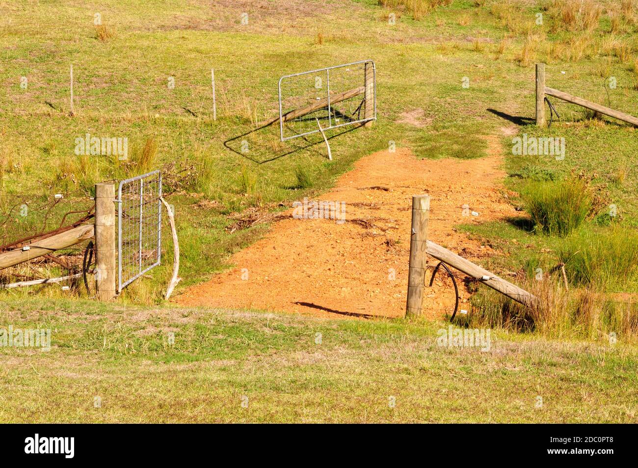 Farm Tore und Zaun an den Ausläufern der viktorianischen Alpen - Mansfield, Victoria, Australien Stockfoto