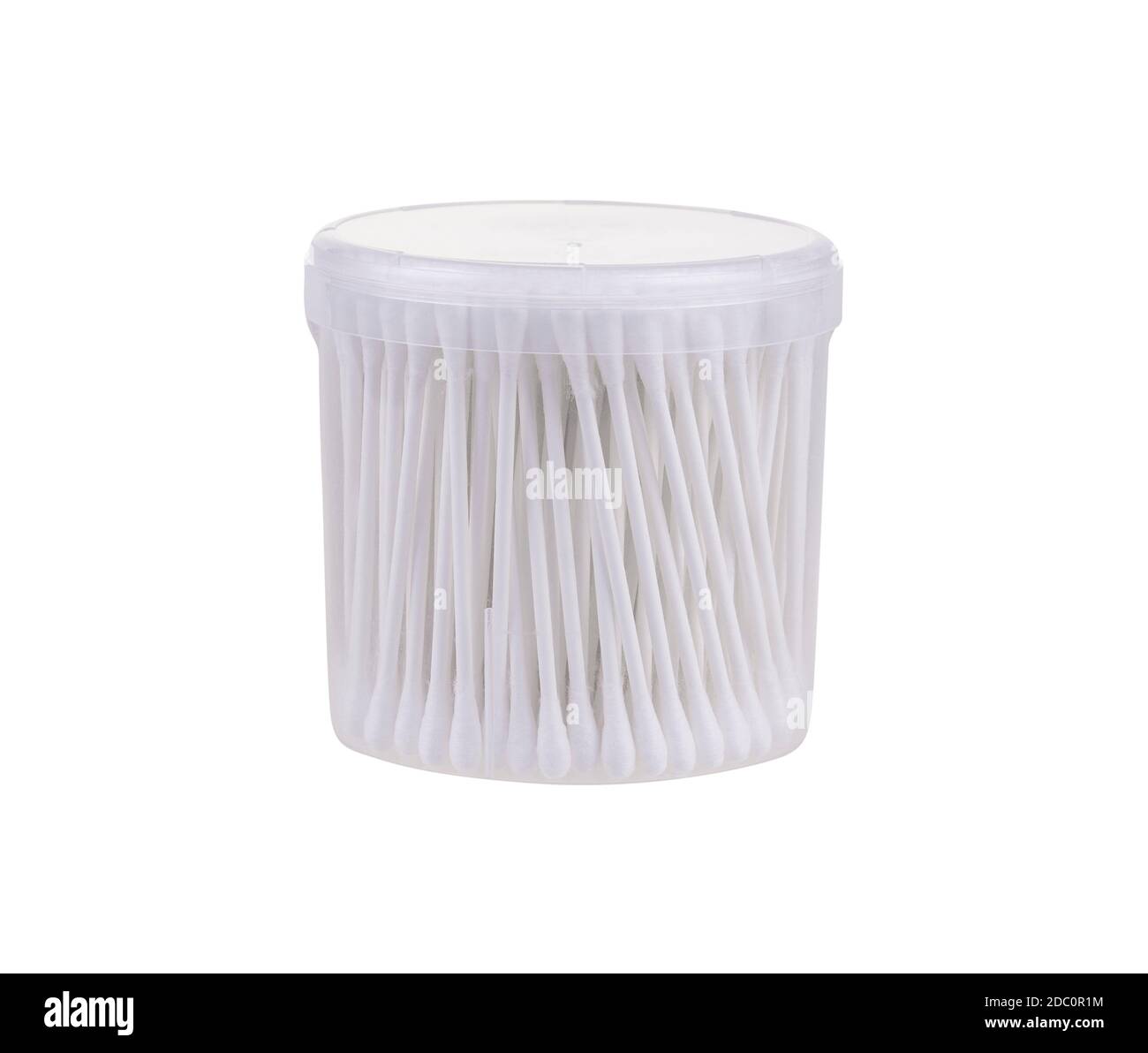 Weiße Wattestäbchen oder Wattestäbchen zum Reinigen der Ohren in einem transparenten runden Kunststoffbehälter, isoliert auf weißem Hintergrund mit Schneideweg. Stockfoto