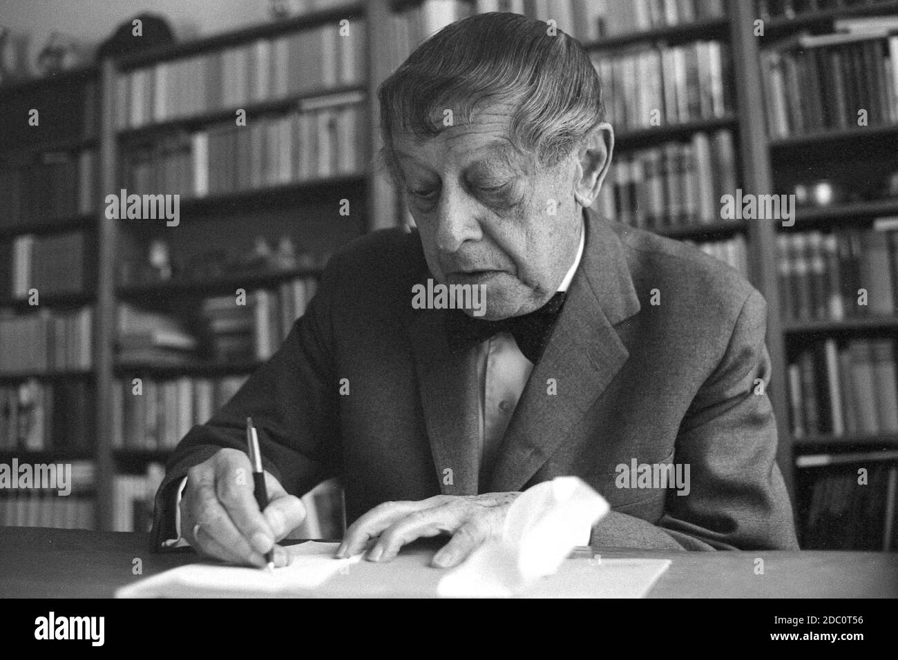 Poesie sitzt Schwarzweiß-Stockfotos und -bilder - Alamy