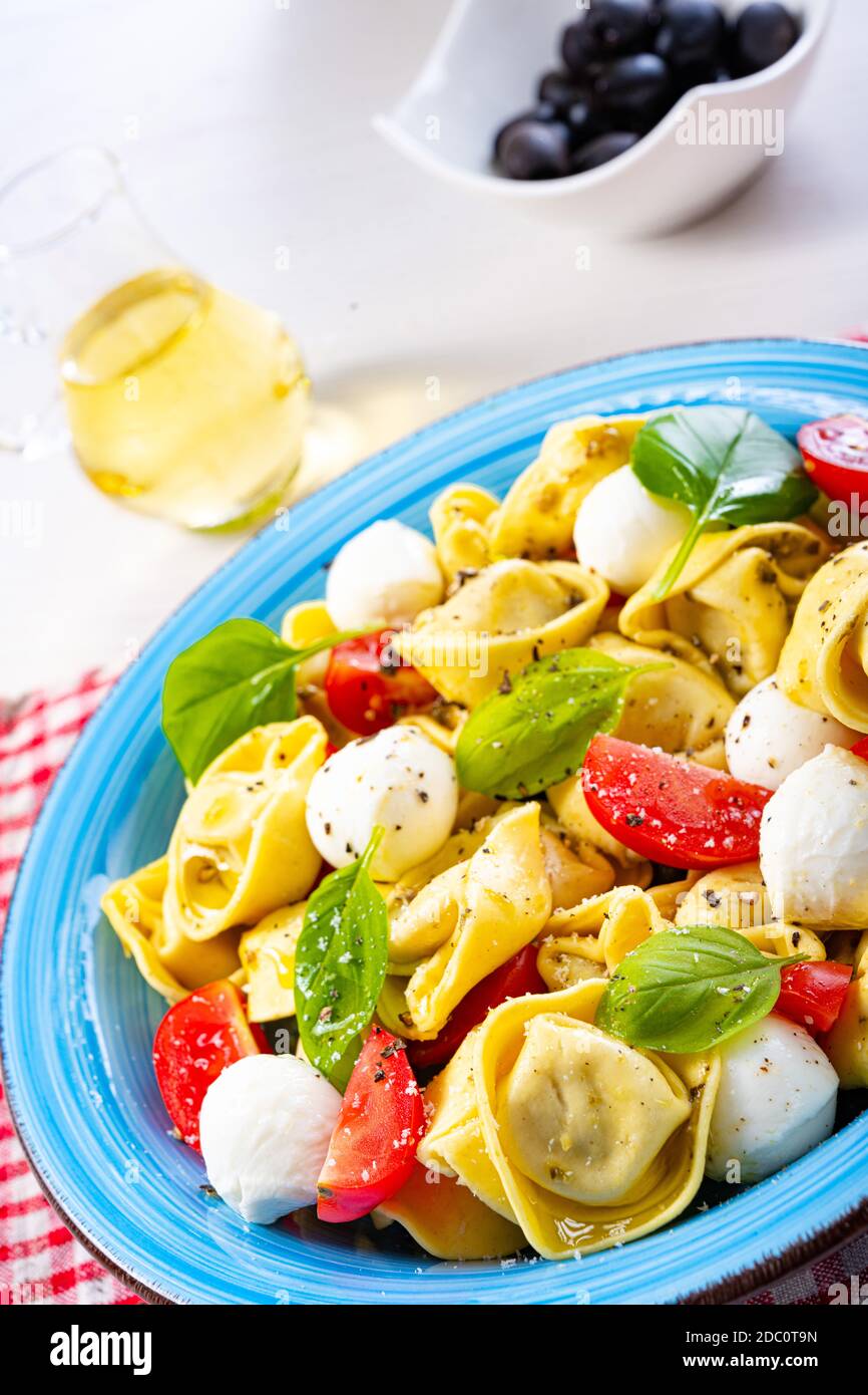 Köstliche Antipasti Tortellini Nudelsalat Stockfoto