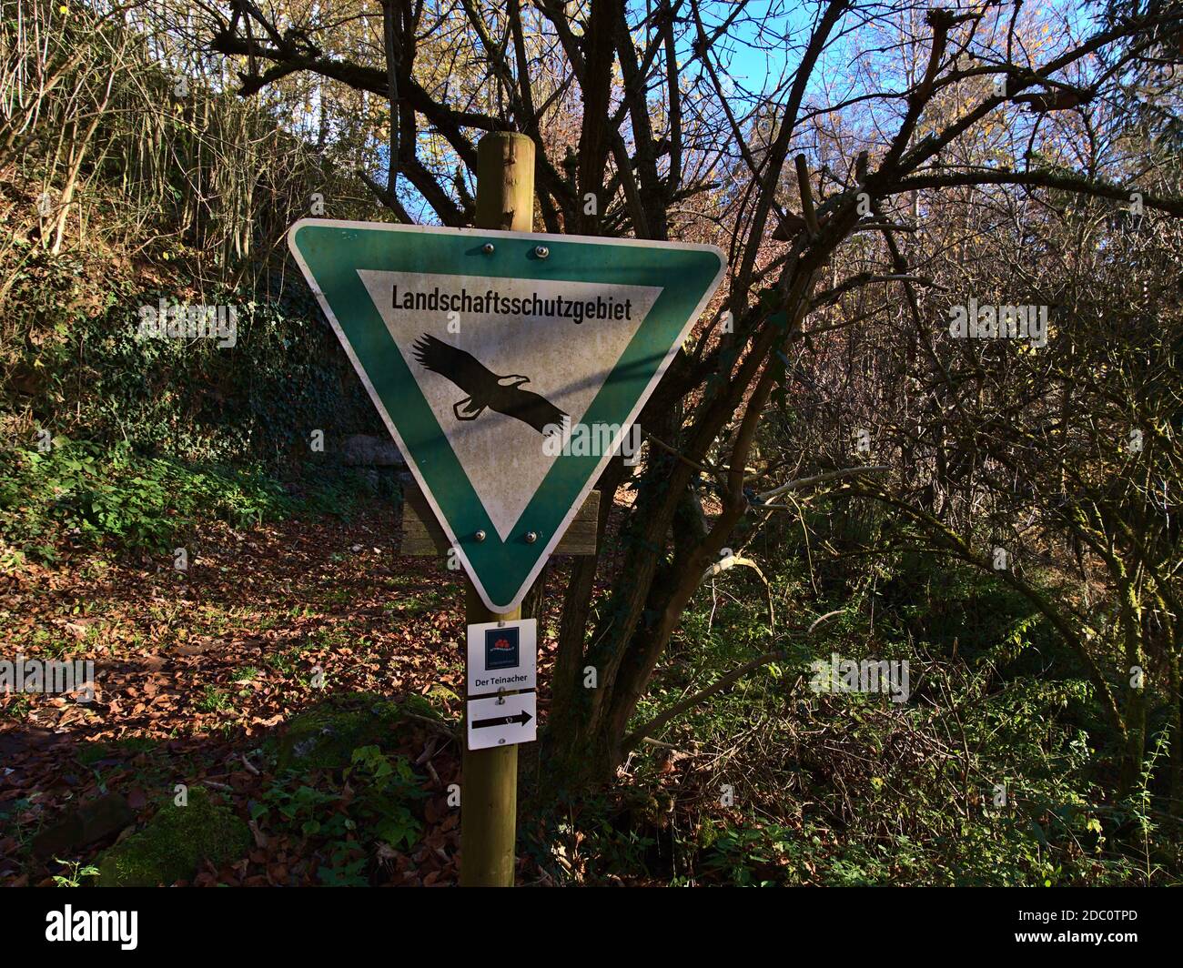Bad Teinach-Zavelstein, Deutschland - 11/14/2020: Dreieckiges Schild markiert ein Landschaftsschutzgebiet im Schwarzwald. Stockfoto