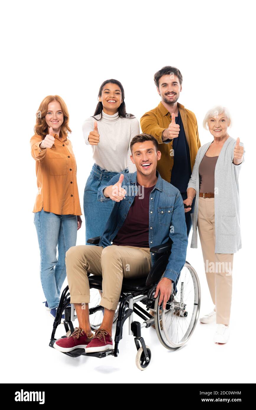 Mann im Rollstuhl zeigt sich wie in der Nähe lächelnde multiethnische Freunde auf Weißer Hintergrund Stockfoto