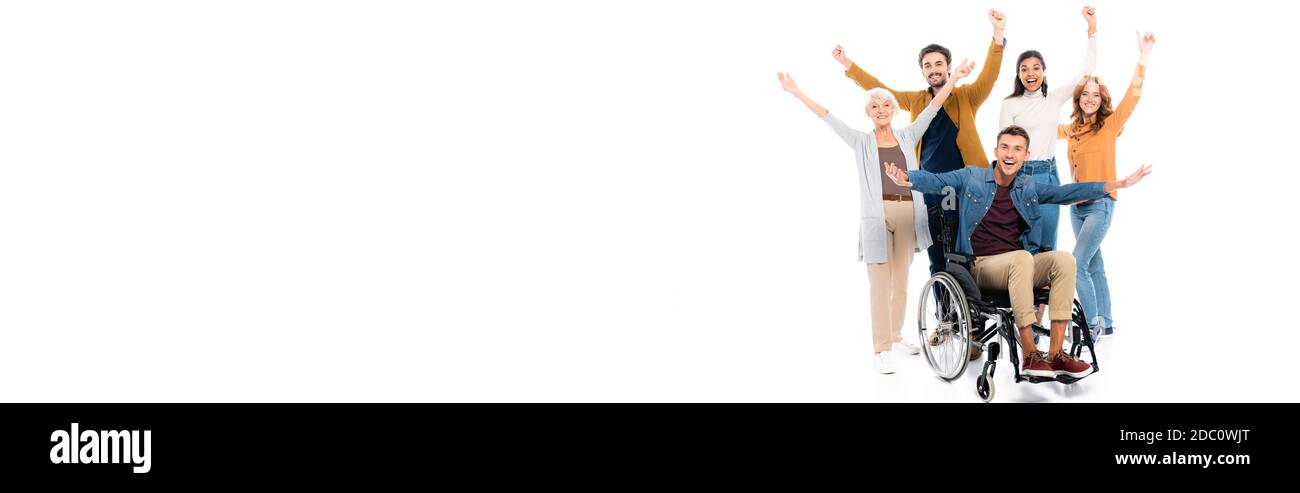 Fröhliche multiethnische Menschen Blick auf Kamera in der Nähe Freund im Rollstuhl auf weißem Hintergrund, Banner Stockfoto
