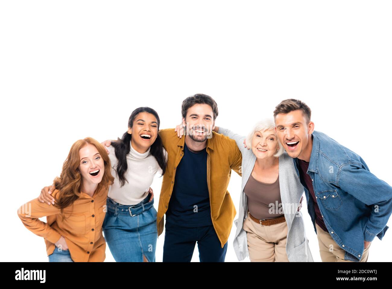 Positive multiethnische Freunde, die die Kamera betrachten, während sie sich isoliert umarmen Weiß Stockfoto