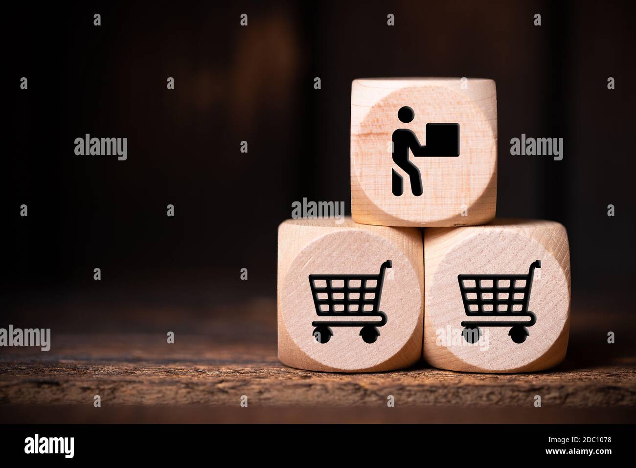 Würfel mit Shopping-Ikonen auf Holzhintergrund Stockfoto