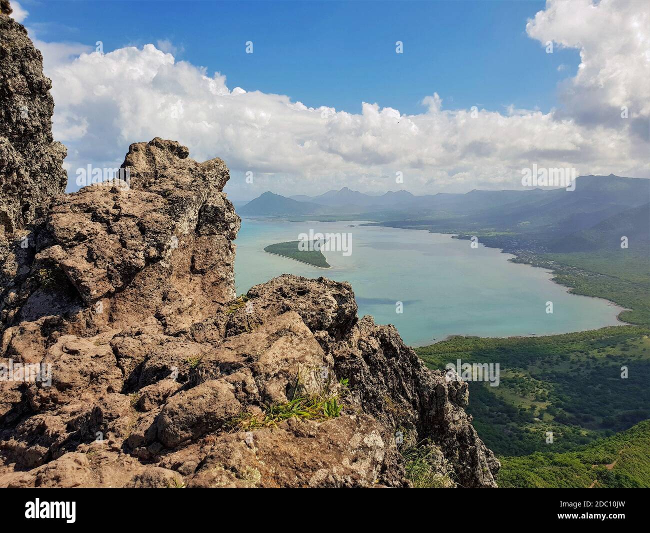 Blick auf die Küste von einen Weg zu Le Morne Mountain Top auf Mauritius Stockfoto