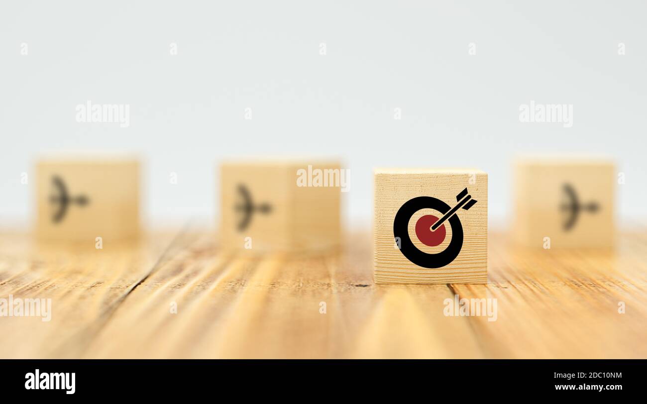 Würfel mit Pfeil und Zielsymbolen auf weißem Hintergrund 3d