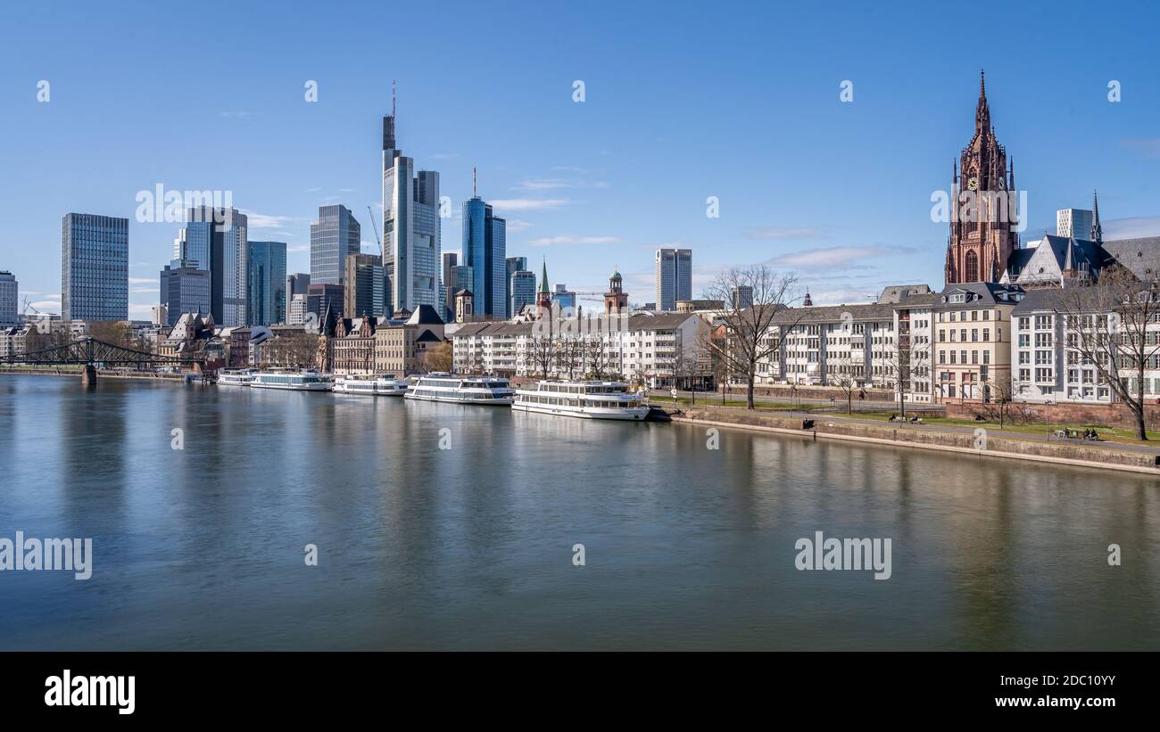 Frankfurt, Deutschland - 31. März 2020: Blick auf die frankfurter Skyline und den dom vom Hauptufer im Frühling, hessen, deutschland Stockfoto