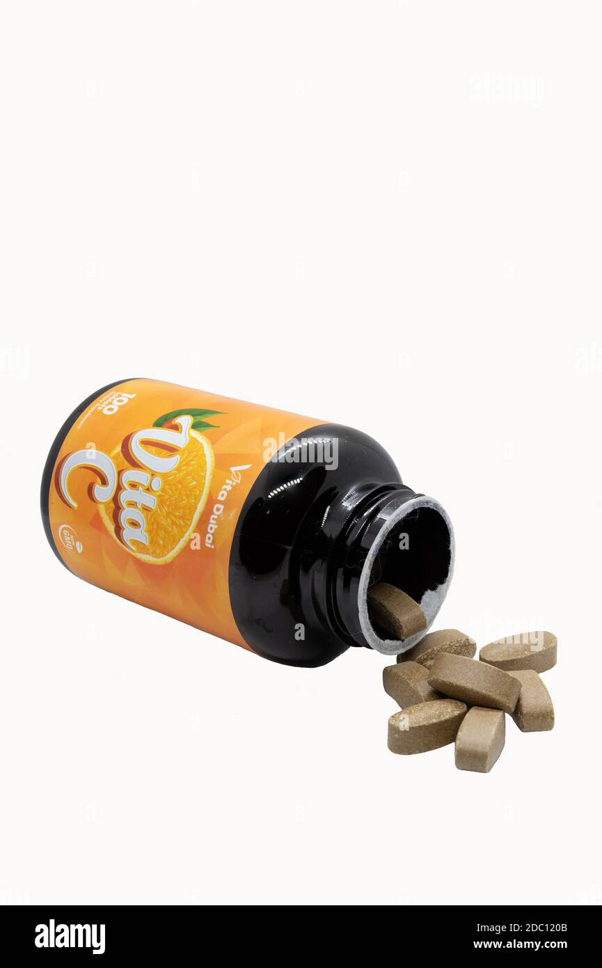 Dubai, Vereinigte Arabische Emirate - 29. Oktober, 2020: Ein illustrativer Leitartikel einer isolierten Flasche und verschütteten Vitamin C Tabletten, die verschüttet werden o Stockfoto
