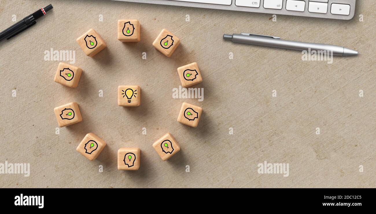 Würfel zeigen eine Brainstorming-Sitzung und Computer-Tastatur auf Papier Hintergrund Stockfoto