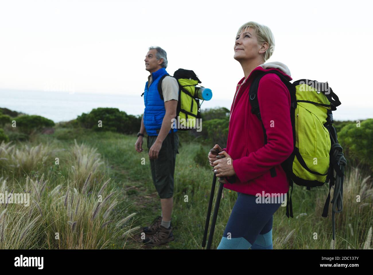 Ältere kaukasische Paar bewundern die Aussicht während Wandern in der Natur Stockfoto