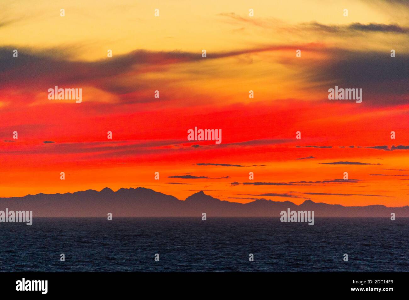 Pazifischer Nordwesten Kanadas Landschaft in der Abenddämmerung, von einem Alaska Kreuzfahrtschiff aus gesehen. Stockfoto